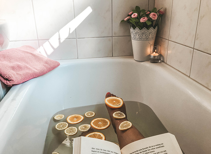 Selbstfürsorge Feelgood Entspannung Badewanne Mama glücklich zufrieden ausgeglichen Selbstfürsorge Zeit für Mama