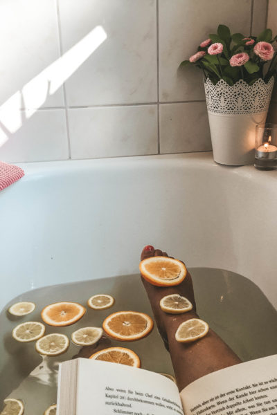 Selbstfürsorge Feelgood Entspannung Badewanne Mama glücklich zufrieden ausgeglichen Selbstfürsorge Zeit für Mama