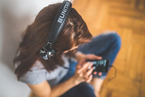 Hörbücher_Smartphone_Kopfhörer Hörbücher, Audible, Bücher, Kopfhörer, Feelgood, Selbstfürsorge, Mama Auszeit, Me-Time, Ich-Zeit, Pause, Hobby, Entspannung