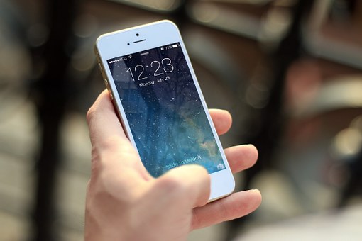 iphone-410324__340 Schlafen, besser Schlafen, erholsamer Schlafen, ausgeruht sein, Schlaflosigkeit, Hilfe bei Schlaflosigkeit, Mama, Schlafdefizit