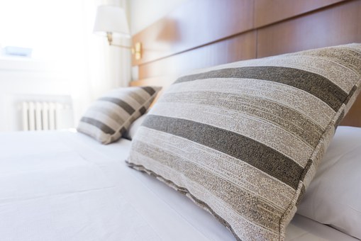 pillows-1031079__340 Schlafen, besser Schlafen, erholsamer Schlafen, ausgeruht sein, Schlaflosigkeit, Hilfe bei Schlaflosigkeit, Mama, Schlafdefizit