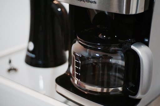 Kaffeemaschine Küche, Spüle, Essig, Putzen, Essigreiniger, Kalk, Bakterien, Keime, Küchenhygiene, Ordnung, Planung, Organisation, Familie, Mama, Putztipps, Putz Tipps, Putz Hacks, Putz-Hacks