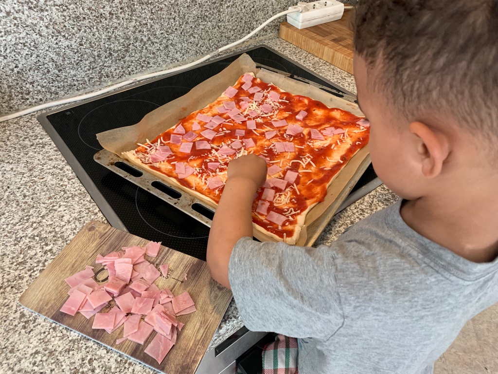 Kochen mit Kind, Zuhause mit Kind, Quarantäne, Kinderbetreuung, Beschäftigung mit Kind