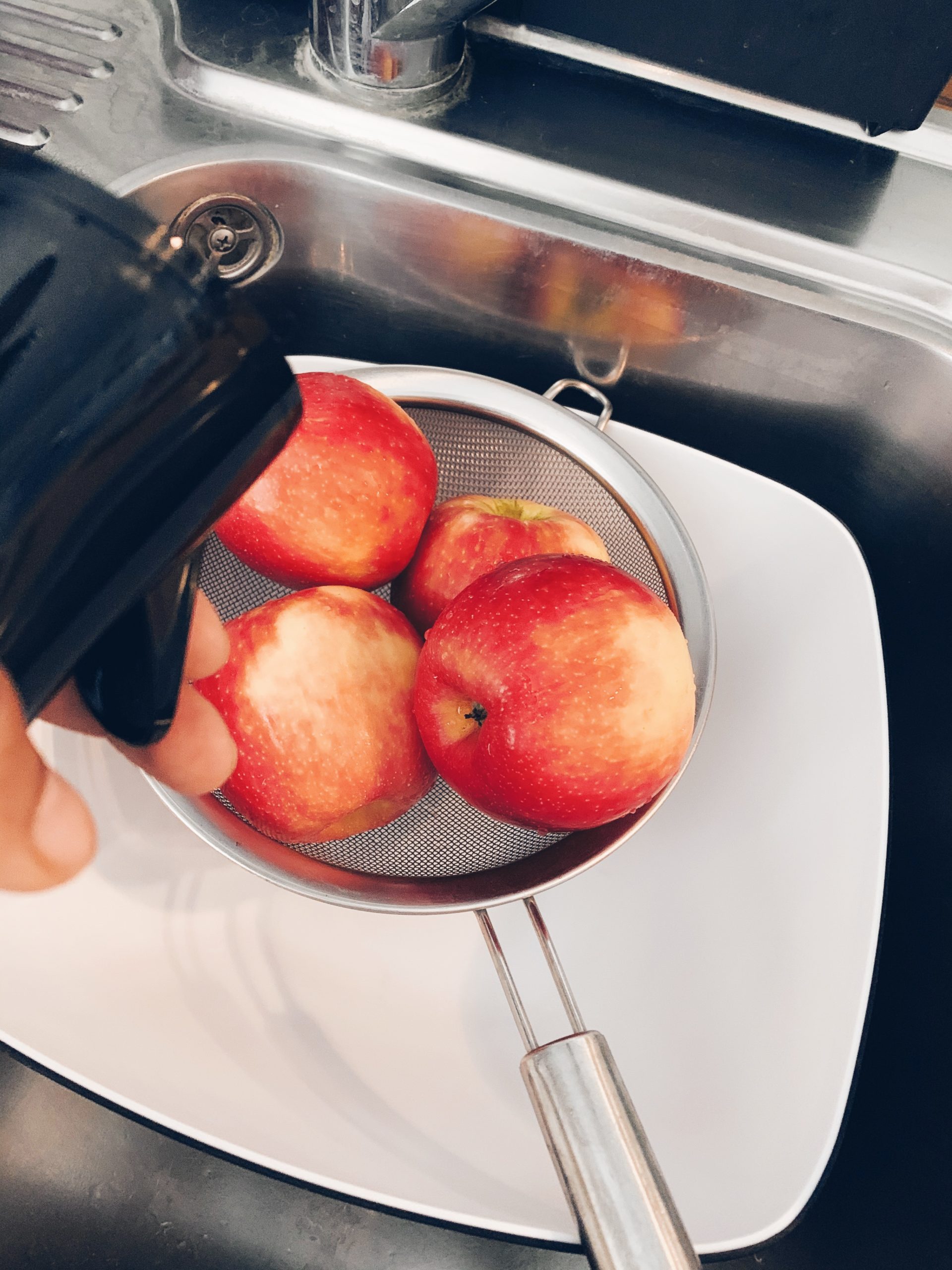 Obst und Gemüse richtig waschen Gemüse von Pestiziden befreien, Obst richtig waschen, Zutaten, Obst- und Gemüsereiniger, natürlicher Obst- und Gemüsereiniger, DIY Obst- und Gemüsereiniger, Obst natürlich reinigen, Gemüse natürlich reinigen, Reinigen mit Essig und Zitrone, natürlich reinigen, chemiefrei