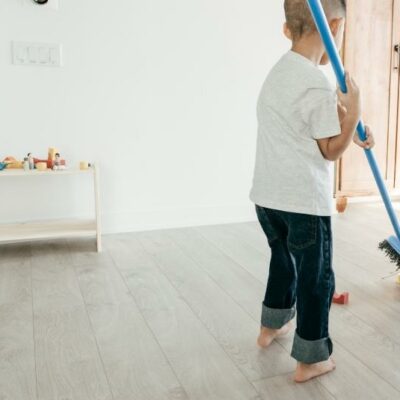 Kinder im Haushalt: Diese altersgerechten Haushaltsaufgaben kann dein Kind übernehmen